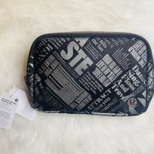 Lululemon Everywhere Belt Bag Manifesto Print black silver 1L